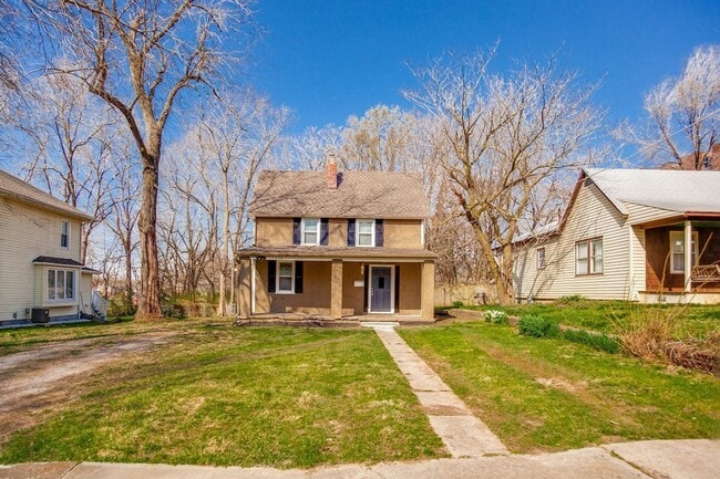 Freshly Updated 2-Bed Home with Fenced Yar... - Freshly Updated 2-Bed Home with Fenced Yar...