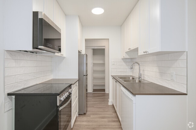 1BR, 1BA - 582SF - Kitchen