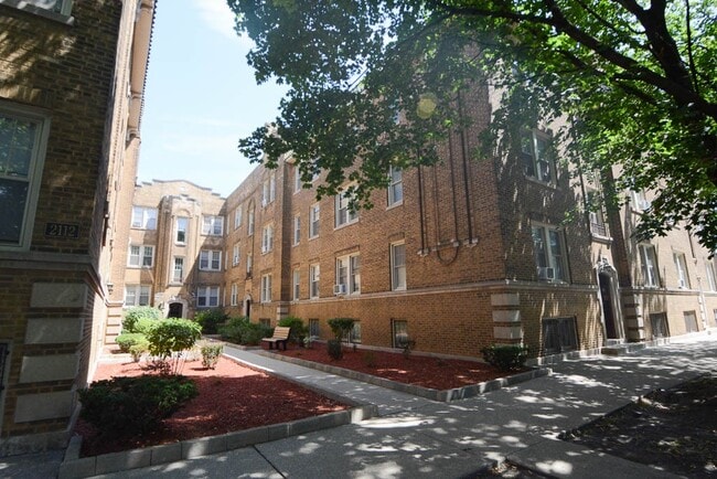 Building Photo - 2208 W Ainslie St Unit K04J