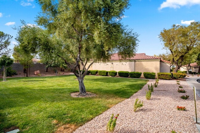 Photo - "Chic 3-Bed Townhouse with Granite Countertops on West Flamingo Road, Las Vegas!" Unit 1053