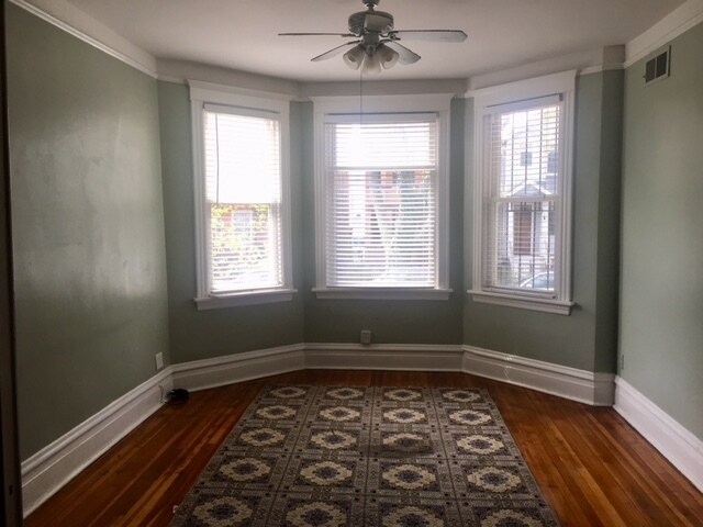 Sala de estar vacía - 2106 W Fletcher St Unidad 1