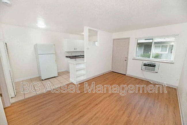 Building Photo - 728 Darina Ave Unit 5