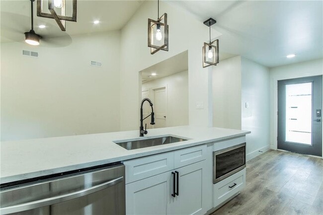 Photo - 601 E 50th St