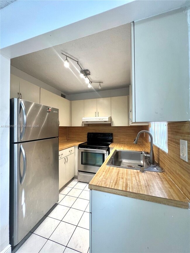 Photo - 5930 W 25th Ct Unidad 103