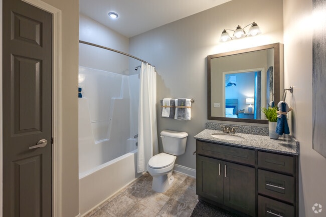 2BR, 2BA - 970SF - Primary Bathroom