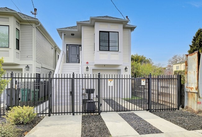 3231-3233 Hannah Street - 3231-3233 Hannah Street Apartment Unit 3231A