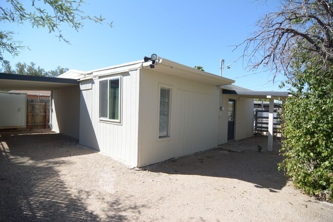 Building Photo - Remodeled 2 Bedroom 1 Bath House! (Back Un...