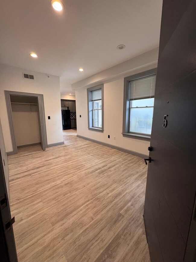 Entering apt - 118-120 Northampton St