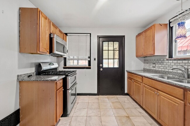 Building Photo - Amazing 2 bedroom home in Clairton available April 15!