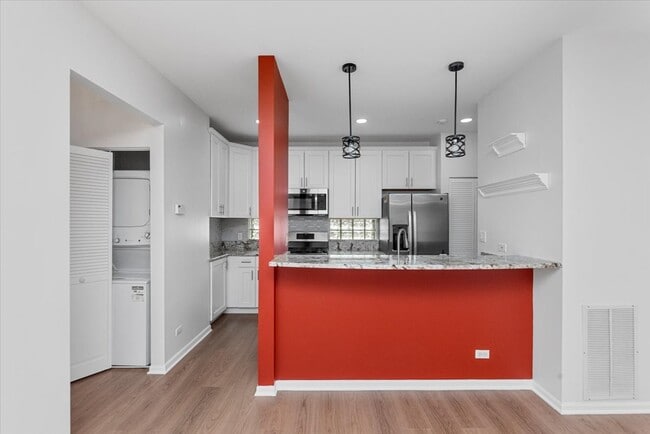 Building Photo - 301 W Goethe St Unit 203