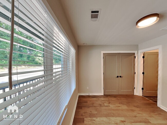 Photo - 1447 Walker Pl SE