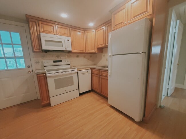 Building Photo - 21 Lyon Ave Unit 2