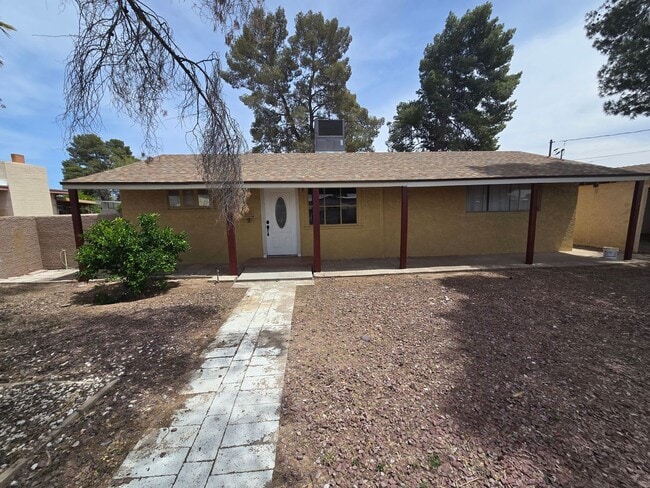Building Photo - Spacious 3bd/1ba in a HUGE GATED Property!