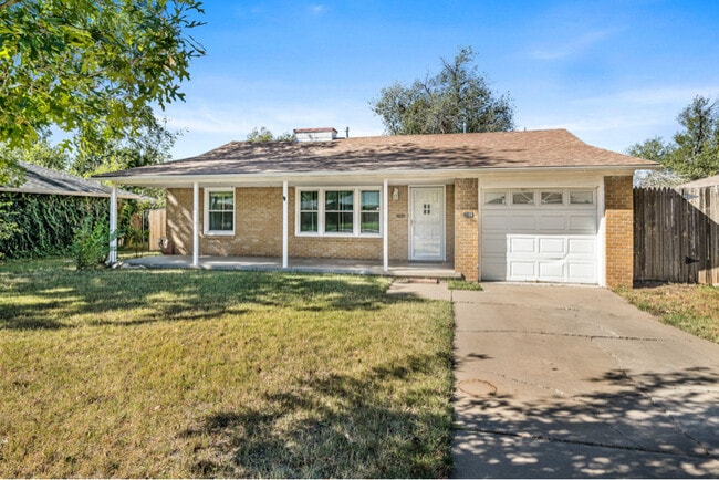 Building Photo - 2104 S Travis St