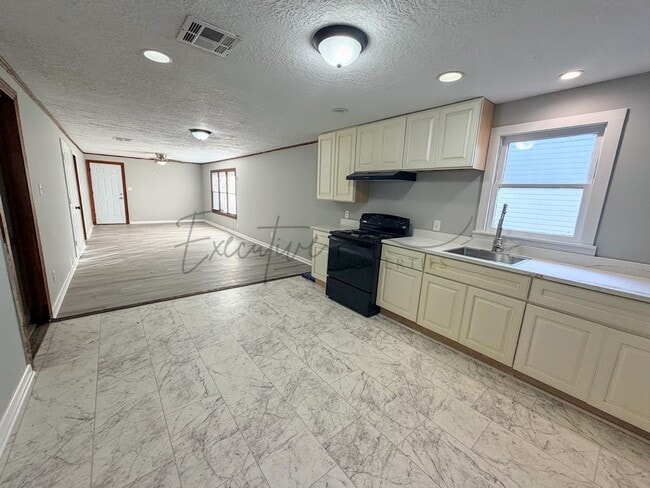 Photo - 3 Bedroom, 1.5 Bathroom Home with Bonus Room for Rent in Lake Charles