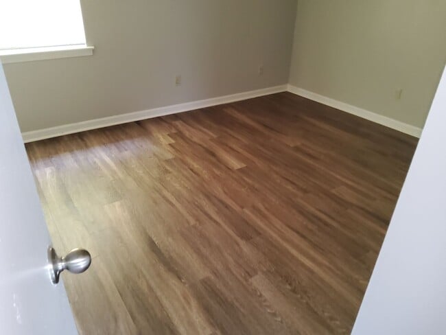 Building Photo - 3286 Sandy Springs Dr