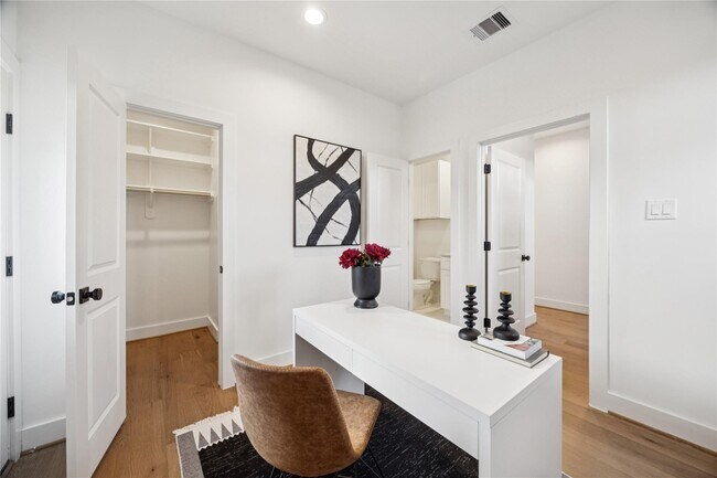 Photo - 2810 Mills St