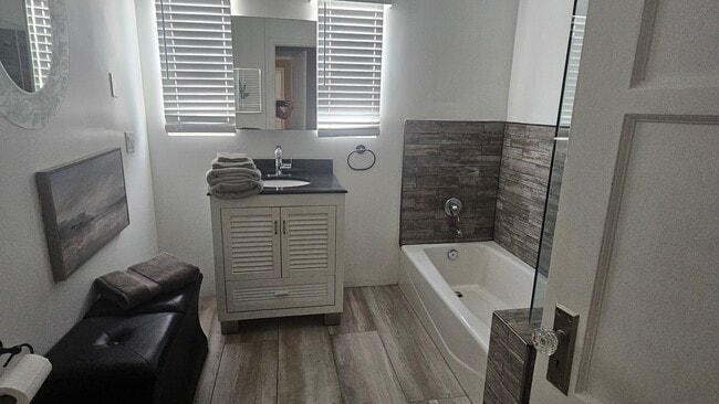 baño 1 - 2028 W 81st St