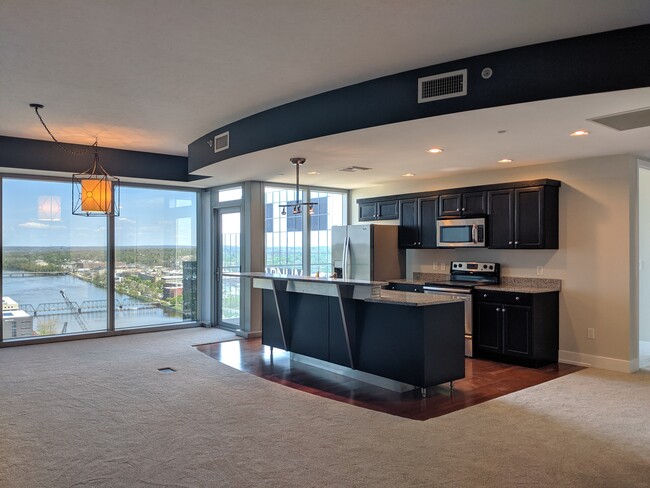 Amazing floor-to-ceiling views - 335 Bridge St NW Condominio Unidad 2103