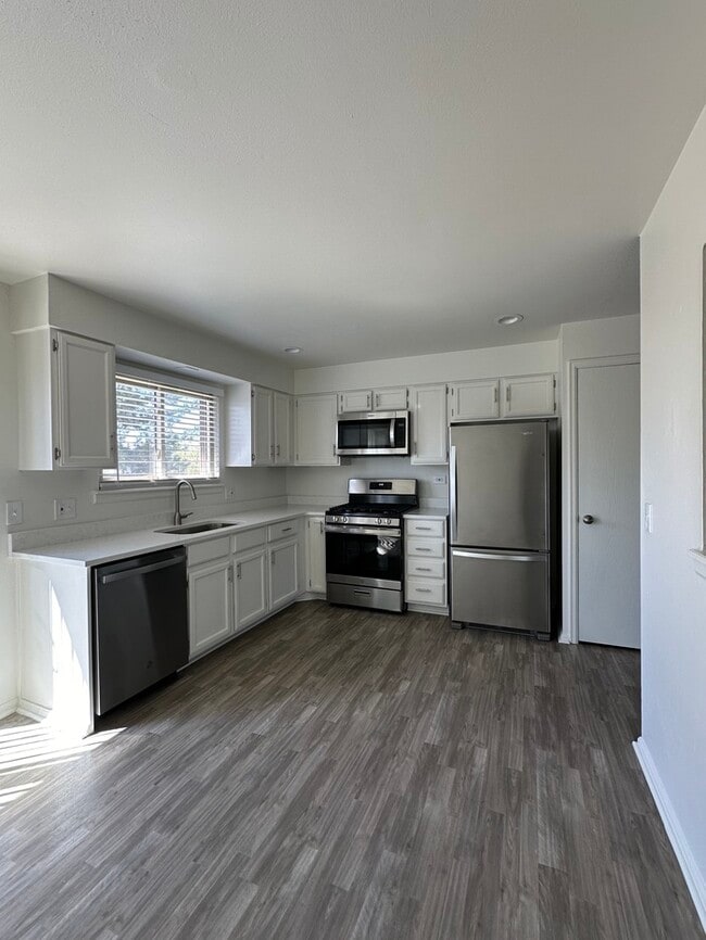 Building Photo - Spacious & Bright updated 3 bed 2 bath Rental