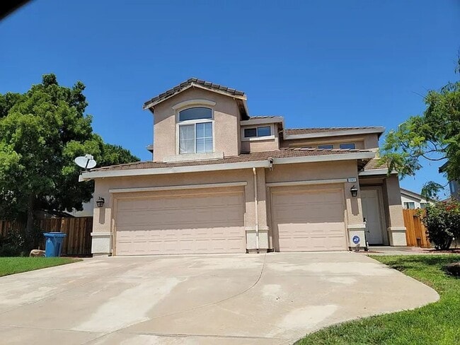 Building Photo - Spacious 4 Bed 3 Bath Home with a Pool!