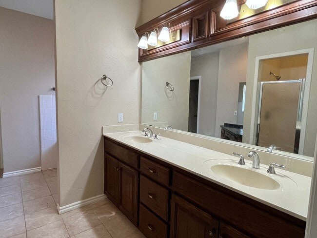 Photo - Large 3 Bed 2.5 Bath In Edmond