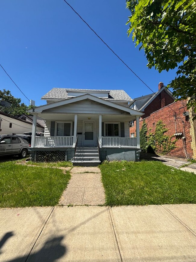 Building Photo - 3bd S. Collinwood Single Cash Pay/Section 8