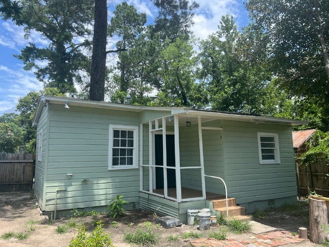 Building Photo - Recently Renovated Freestanding Unit 1/2 Rental