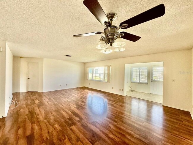 Photo - 940 Rosewood Ln