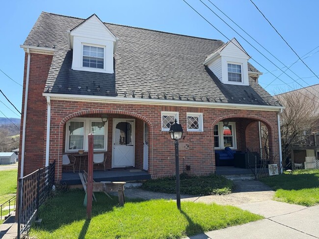 Building Photo - 122 E Main St