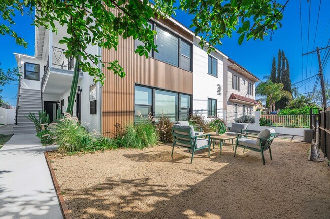 2046 Burnside Ave Unit 2046 1/2