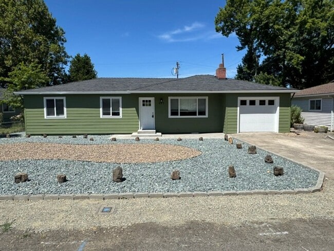 Building Photo - FULLY REMODELED 3 BEDROOM SINGLE FAMILY HOME