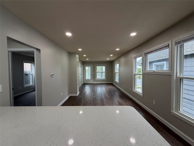 121 W 24th St