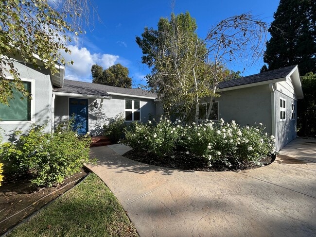 Photo - Upgraded Woodland Hills 2+2.5 plus 2 bonus rooms and Studio Guest House with kitchen and full bath!!