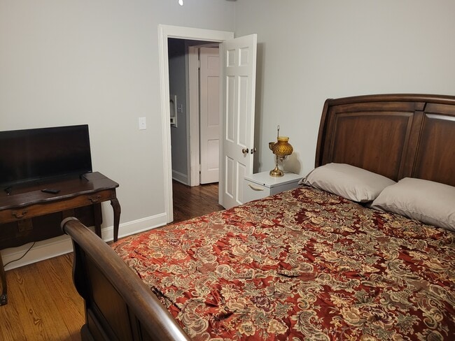Photo - 509 Hickory St SE