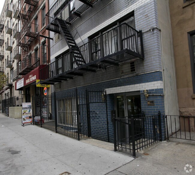 225 E 82nd St - 225 E 82nd St