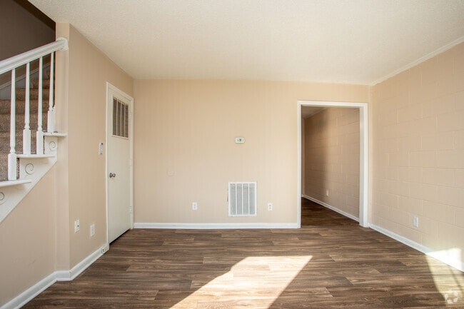 2 habitaciones, 1 baño, 775 pies cuadrados, renovado, sala de estar - Caswell at Mill Creek