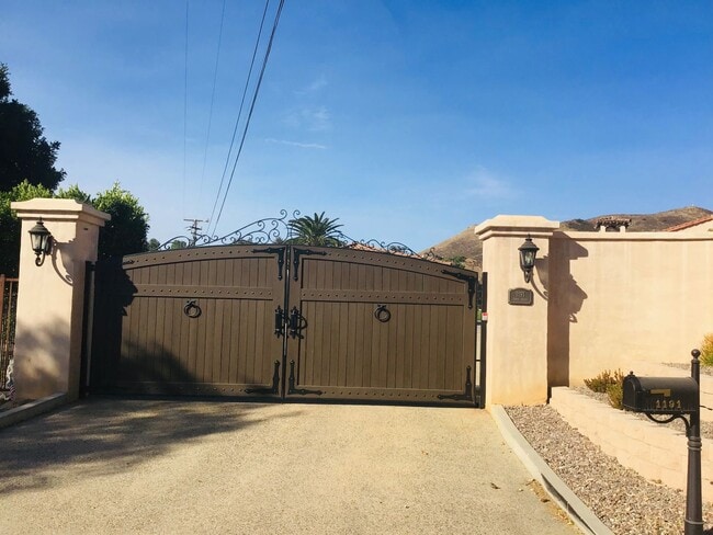 Building Photo - Elegant Studio Retreat on Gated Estate, Ut... Rental