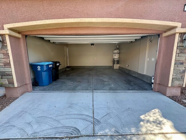 Garage - 9341 W Pearblossom Sky Ave