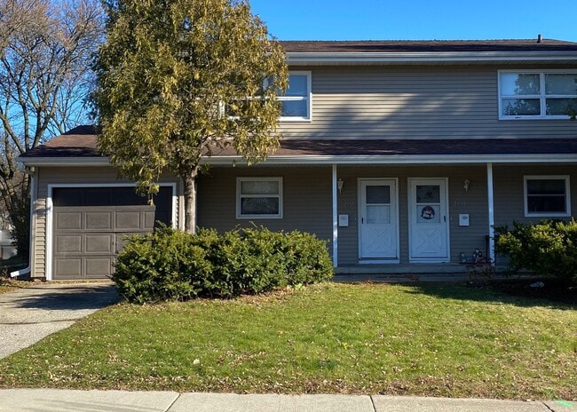Building Photo - Easy commute to Downtown, West - 3 bedroom, 1.5 bath duplex with yard, garage