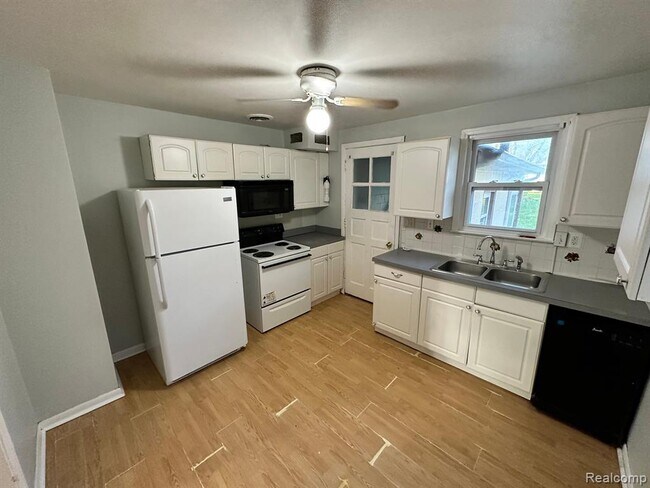 Photo - 21026 Rensselaer St