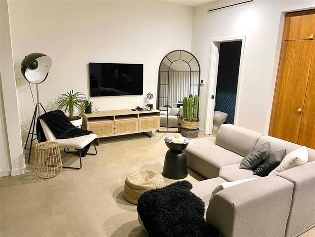 1713 Bluebonnet Ln