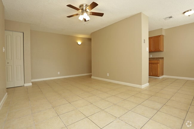 2 BD, 1 BA - 840 SF
