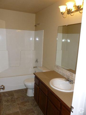 Baño - Reed Townhomes