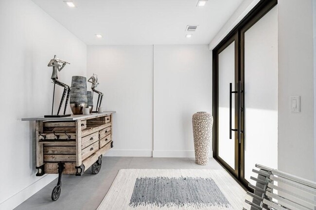 Photo - 925 NE 6th St