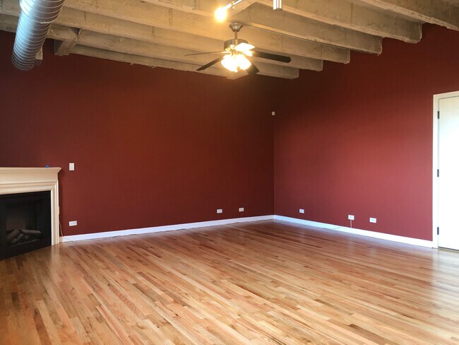 Living Room 4 - 4545 S Drexel Blvd Unidad 3D