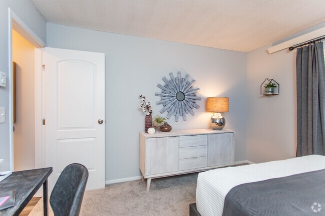 1BR, 1BA - 600 SF