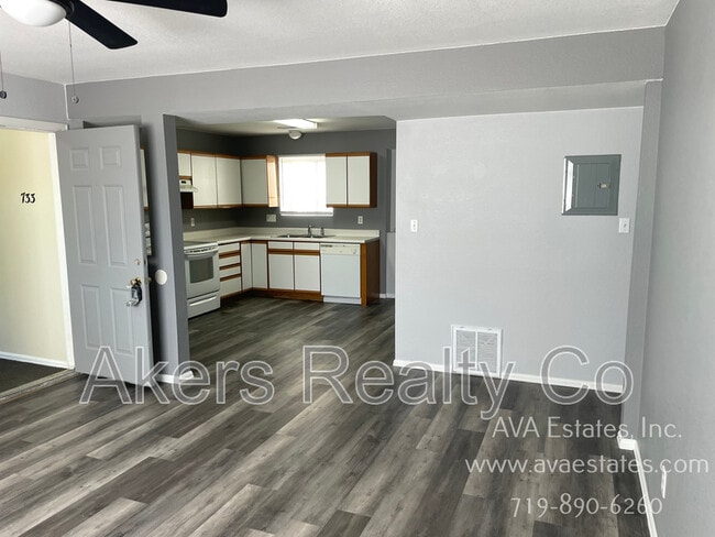 Photo - 733 E Laporte Dr
