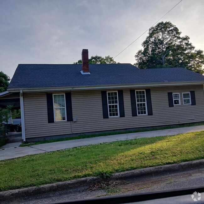 Building Photo - 937 Toms St Rental