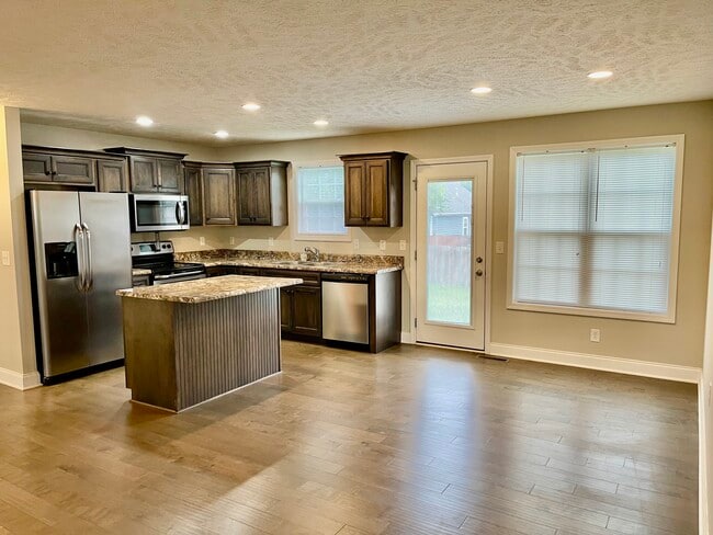Photo - 362 Macer Ave